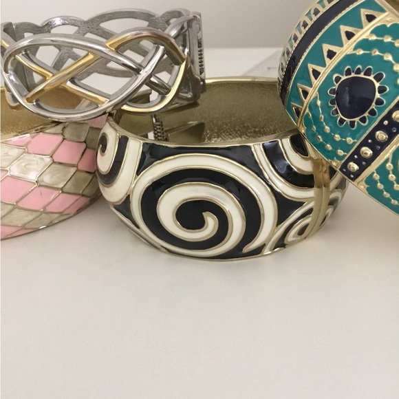 5 Women’s Bracelets - Picture 7 of 9